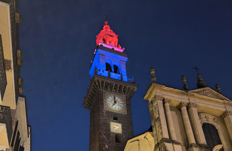 Torre Civica illuminata di viola per la Giornata Mondiale della Donazione del latte umano